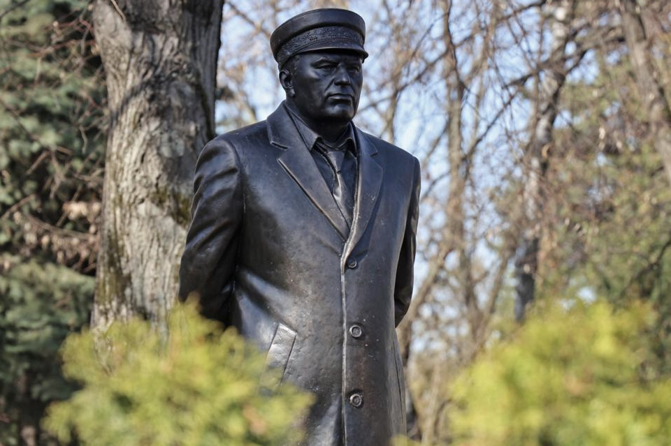 высота 2,7 метра. Гигант по сравнению с пигмеями...