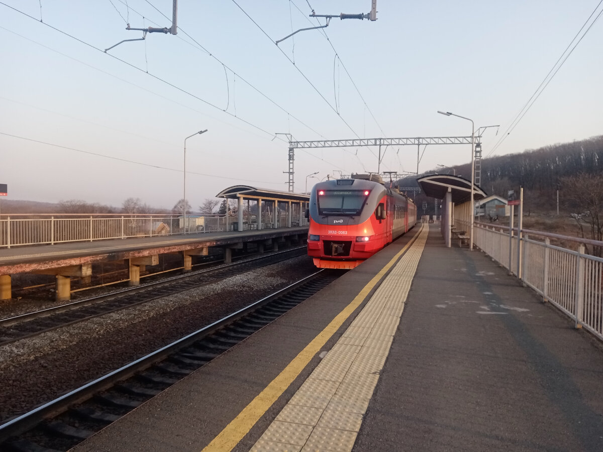 Электропоезд ЭП3Д-0063 сообщением №6361 Владивосток-Уссурийск отправляется с о.п.Сиреневка. 