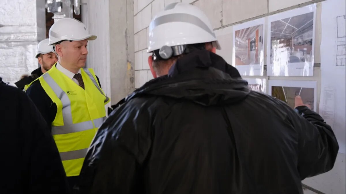 Глава региона ознакомился с ходом работ по строительству учебного корпуса и досугового центра Специализированного учебно-научного центра НГУ, комплекса общежитий. Фото: Правительство Новосибирской области