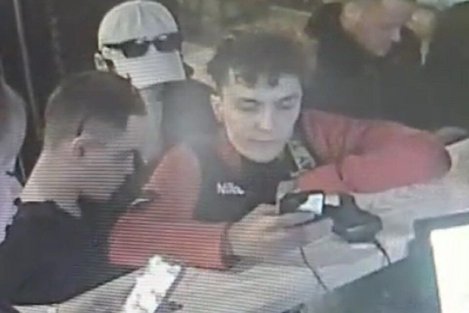     В Новосибирске парня в красной кофте подозревают в краже мобильника за 70 тысяч. Фото: ГУ МВД НСО.