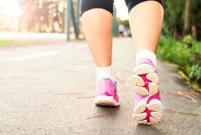 Подвижные игры с элементами бега развивают выносливость и способствуют интенсивному сжиганию калорий (фото Canva)