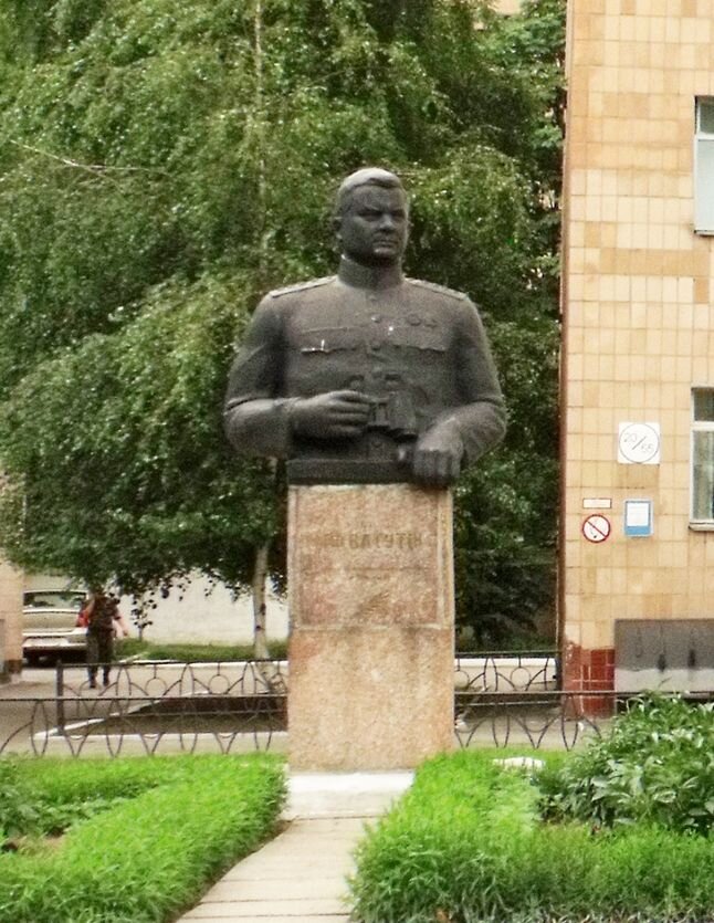   Николай Ватутин. памятник в Полтаве. © Posterrr