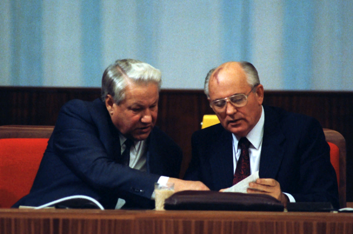 Почему ушел горбачев. Горбачев 1991. Горбачев Ельцин Горбачев.