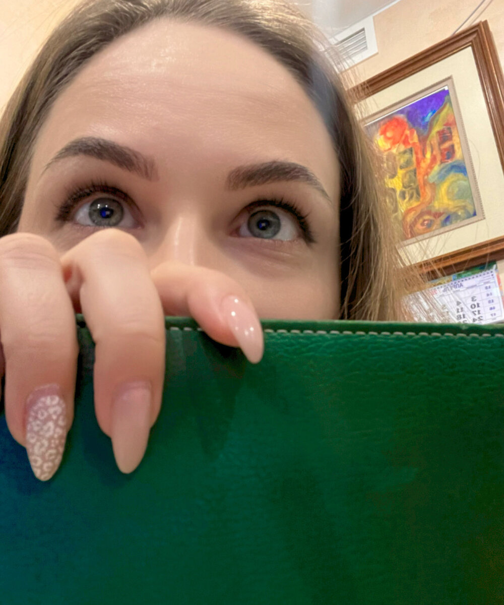 Вот такие брови получились. А ногти требуют перемен))) сегодня же этим и займемся))