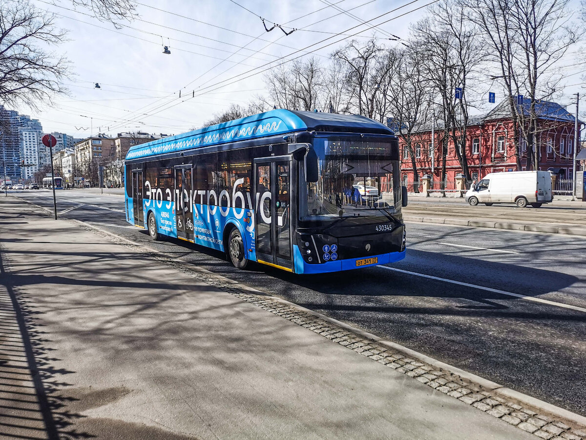 Электробус 430345 ЛиАЗ-6274 на маршруте т14 следует в сторону Электрозаводского моста.