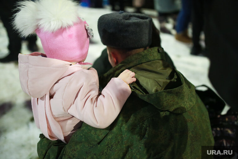    Семья воссоединилась после шести месяцев разлуки