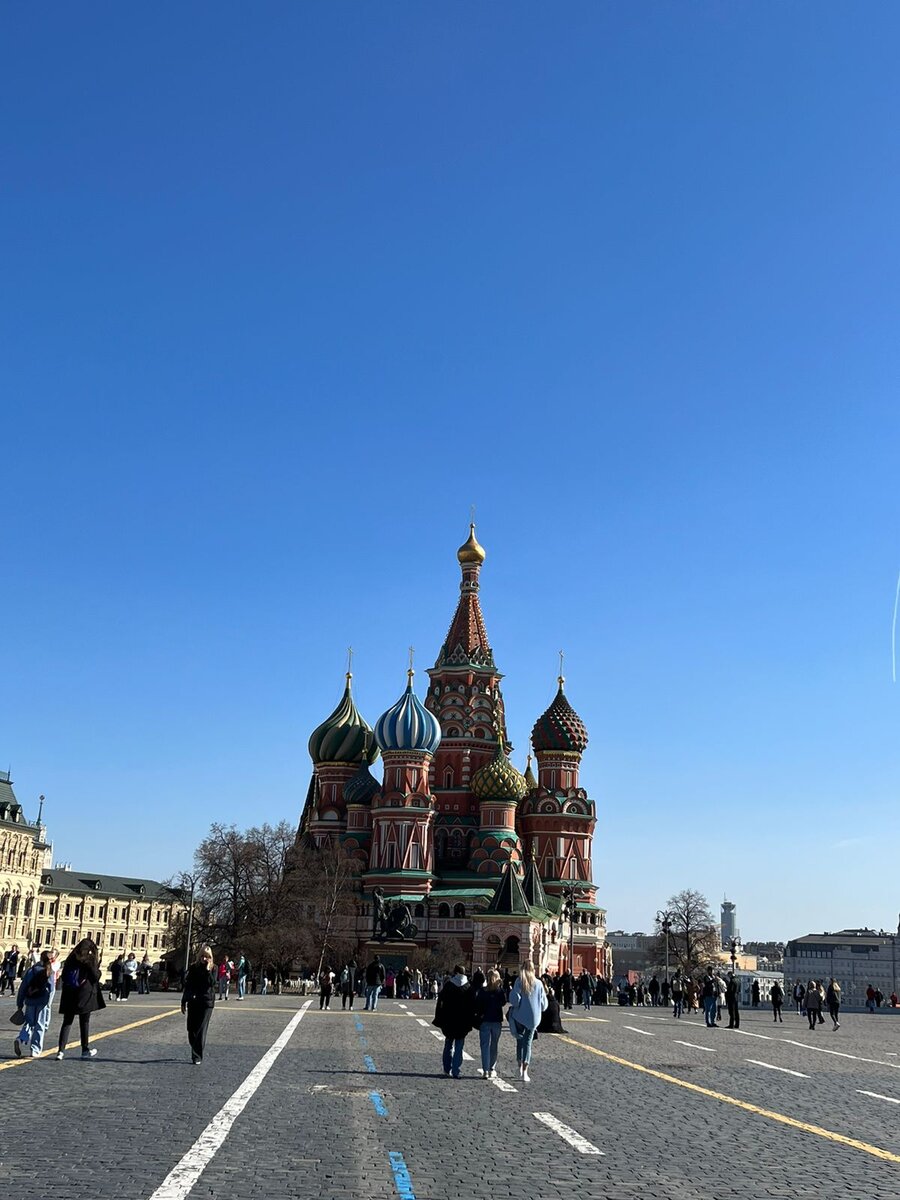 Голая провинциалка на природе занимается аэробикой