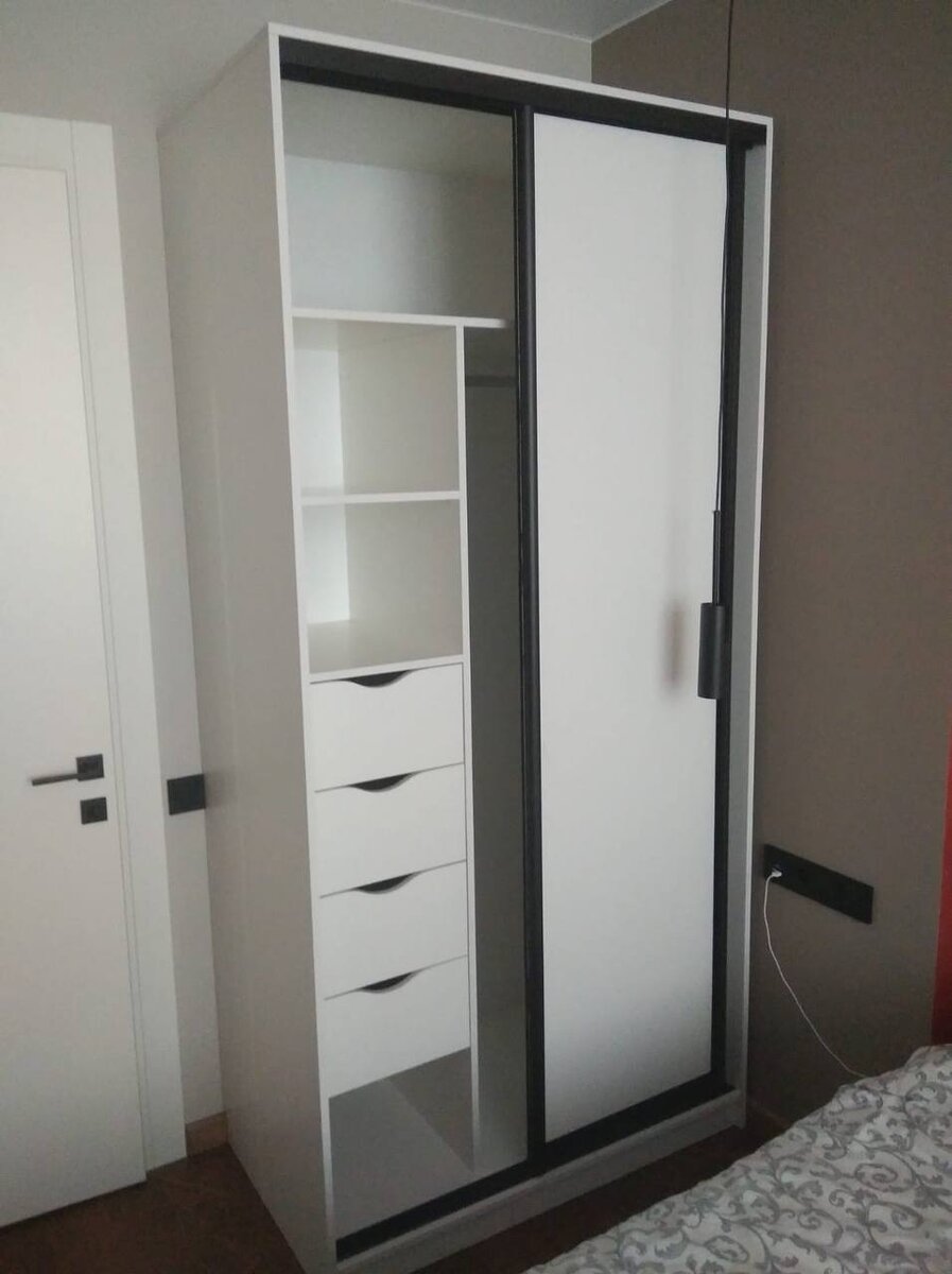 • Войдут в узкое пространство. Ведь двери открывать не надо. 
• Разделят помещение. Сделают из комнаты две, а вместо стены вы получите функциональную мебель.

• Прослужат долго. Двери не разболтаются и не перекосятся со временем.
