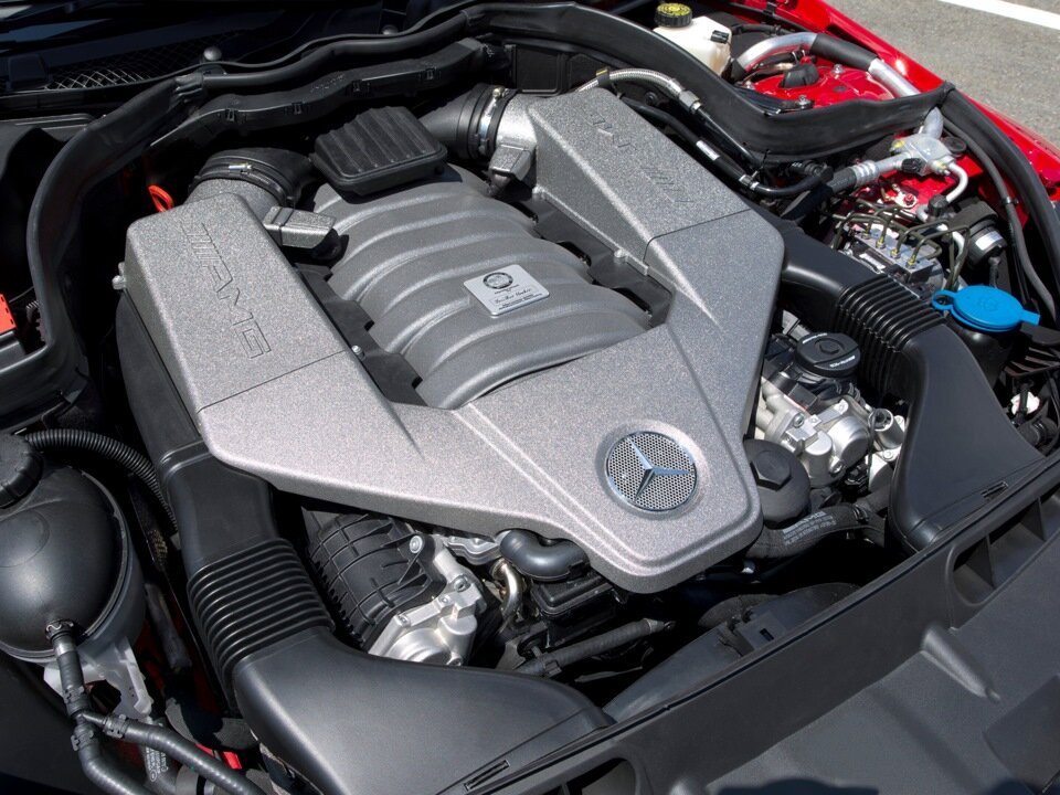 Mercedes W204 C63 AMG оснащен мощным 6,2-литровым V8 двигателем, который развивает до 451 лошадиных сил и имеет максимальный крутящий момент в 443 фут-фунта. Этот двигатель работает в паре с семиступенчатой автоматической коробкой передач AMG Speedshift, которая обеспечивает быстрое и плавное переключение передач.Автомобиль также оснащен системой заднего привода и спортивной подвеской, которая обеспечивает непревзойденную управляемость и устойчивость на дороге. Система адаптивного демпфирования AMG позволяет водителю выбирать режимы настройки подвески в зависимости от условий дороги.