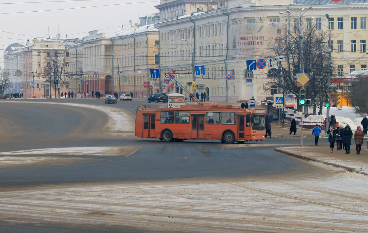 пл. Минина и Пожарского, троллейбус ЗиУ-682Г-016.03, маршрут № 9