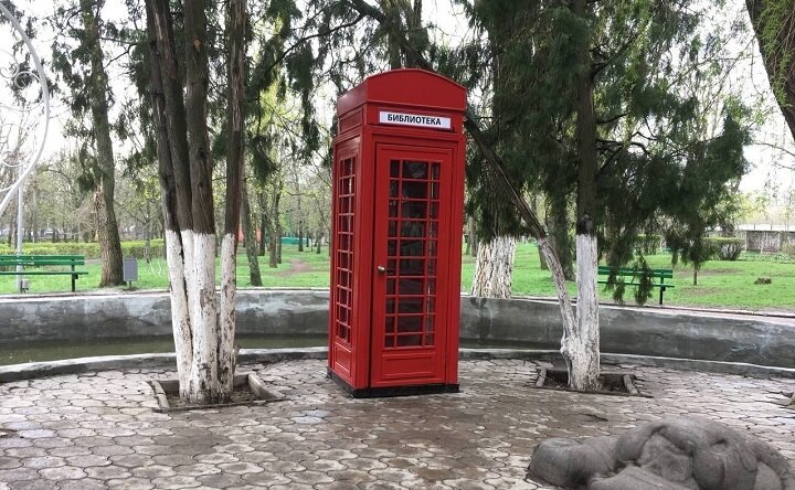 Уличная библиотека. Фото vk.com/konstantinkhmelnitskii