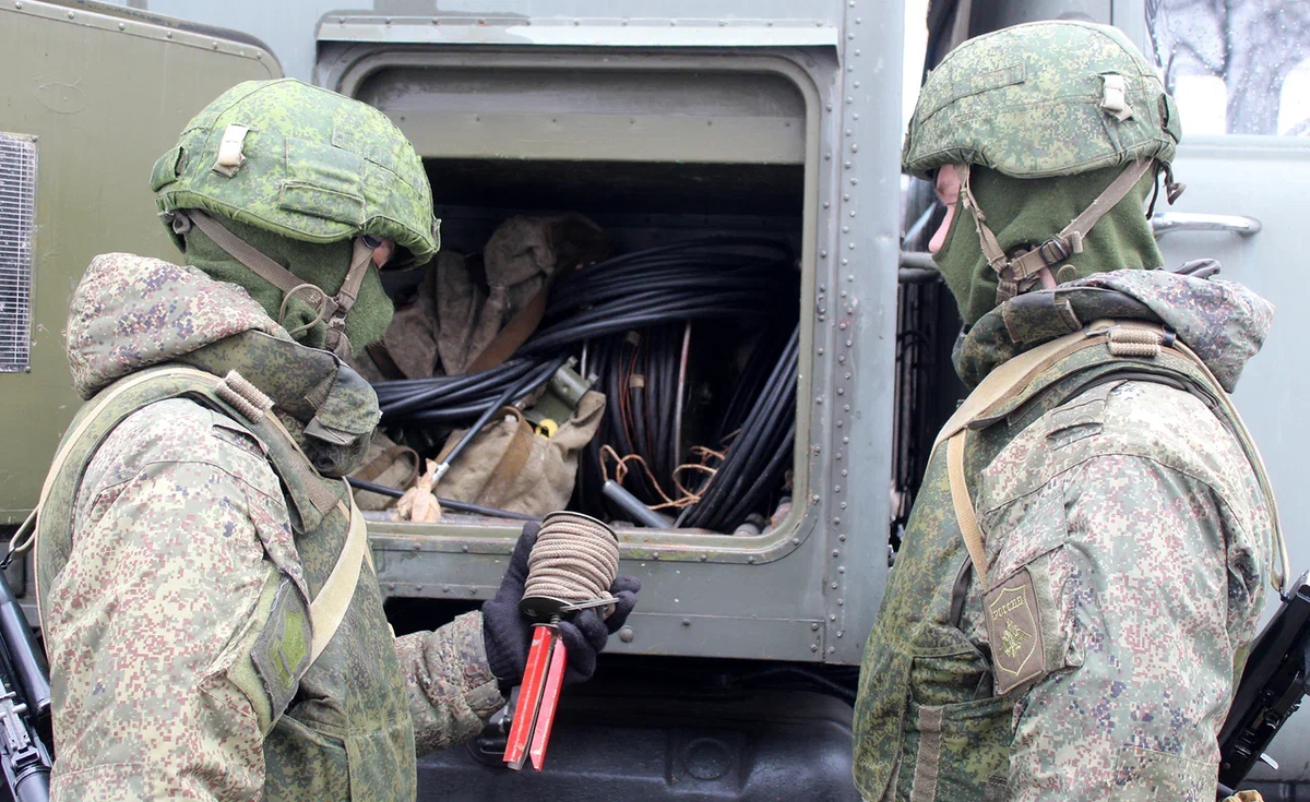 Механики радиорелейной станции достают элементы крепления
