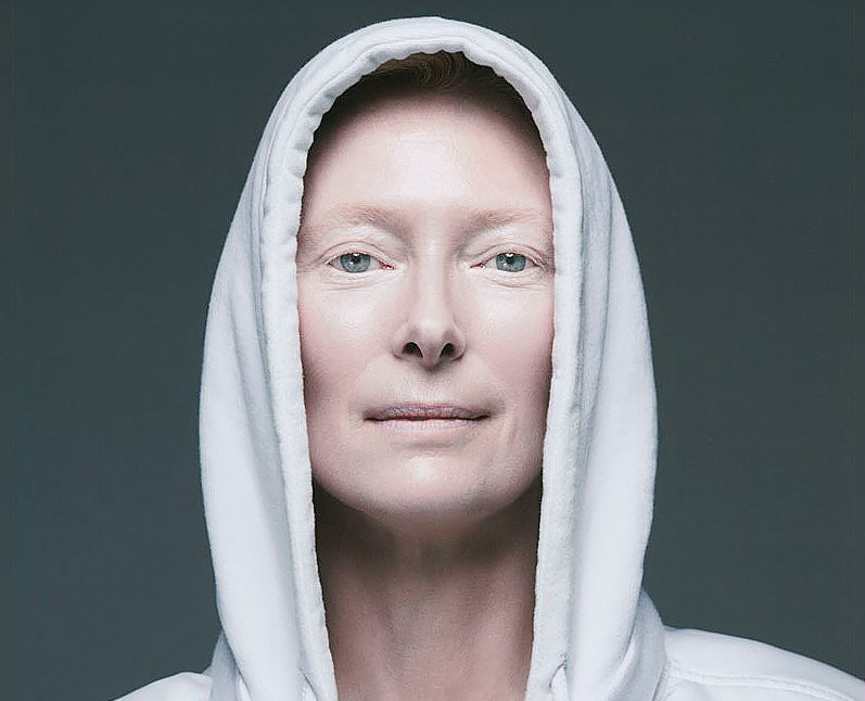 Тильда не боится странных съемок, модных экспериментов и авангардных решений