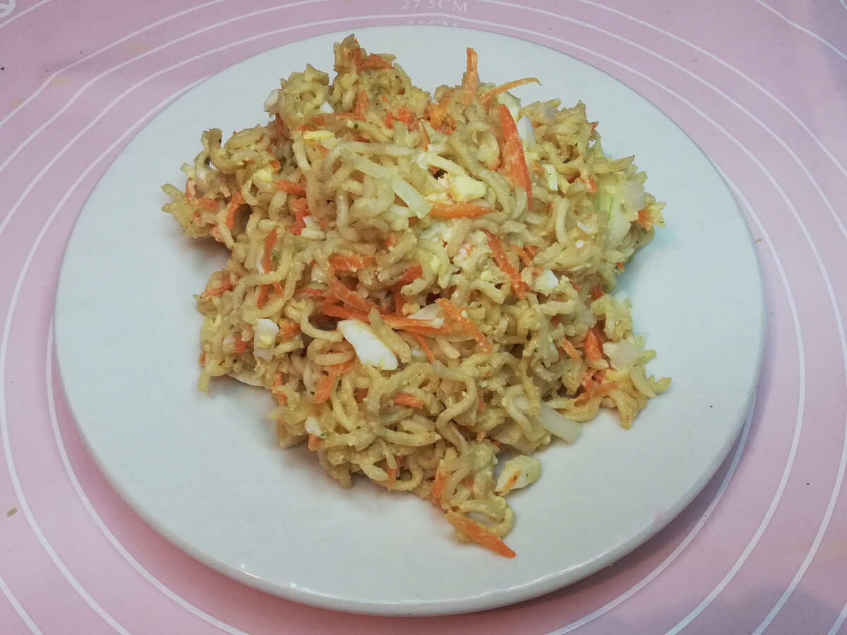 Салат из лапши быстрого приготовления с плавленым сырком и морковью. Рецепт с фото