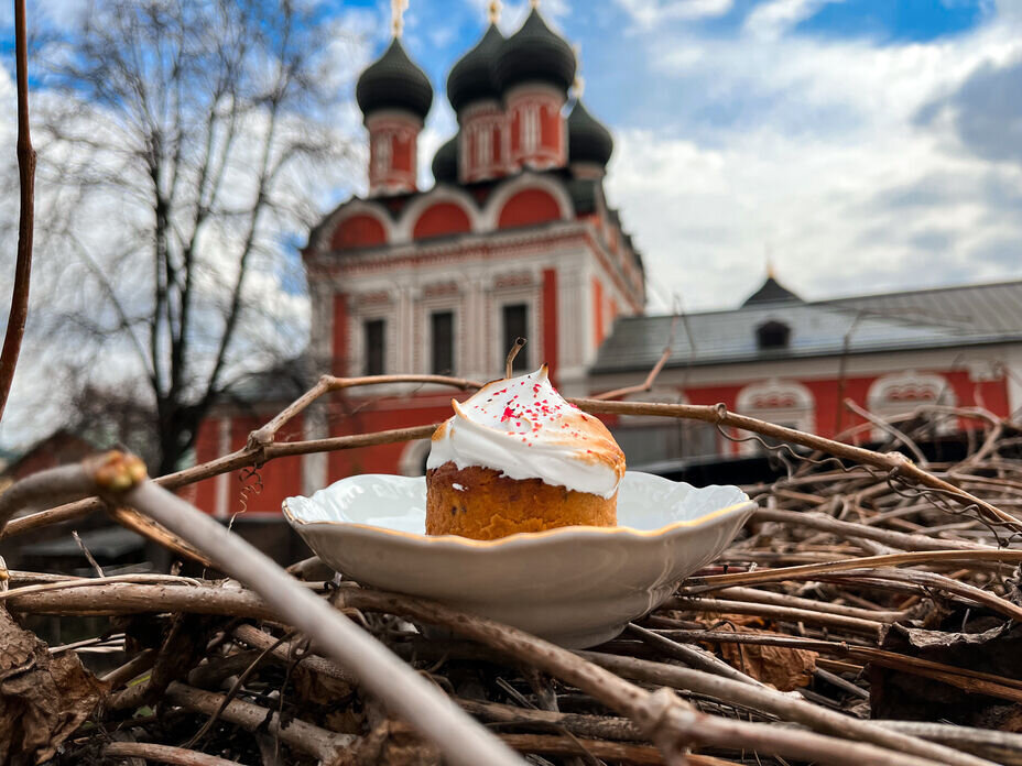    Миниатюрные куличи, пропитанные портвейном ruby, в Brodo Bar&Kitchen