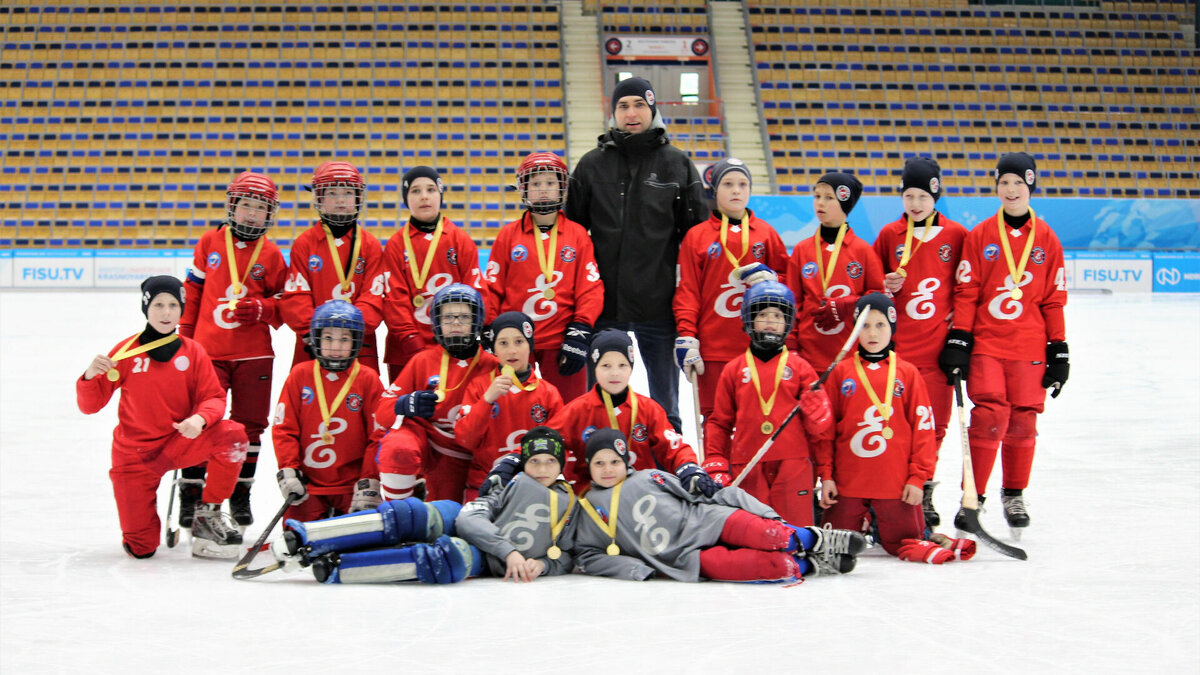     В Красноярске детскую команду по хоккею с мячом «Енисей-2009» сняли с весеннего турнира. Ранее на тренера команды напали двое мужчин, которые были недовольны его тренерской работой и «предвзятым» отношением к их детям.