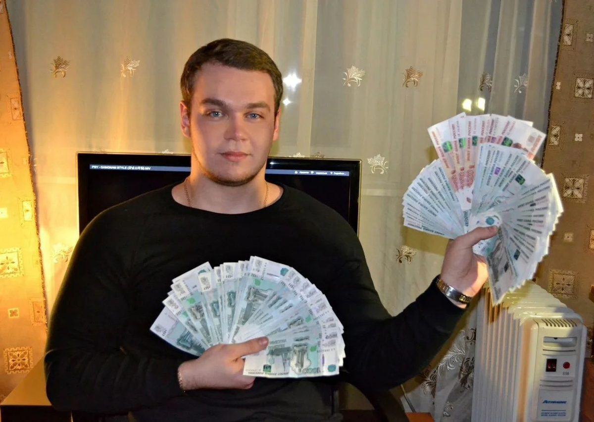 Видео русское реальное за деньги. Человек с деньгами в руках. Парень с деньгами. Парень с деньгами в руках.