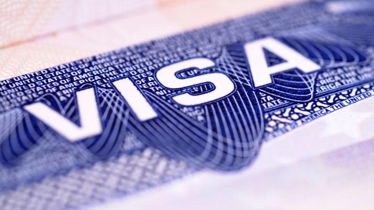    Надпись VISA крупным планом:Freepik/kstudio
