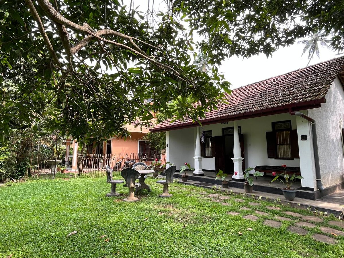 Домик с террасой, с которого можно получать прибыль.