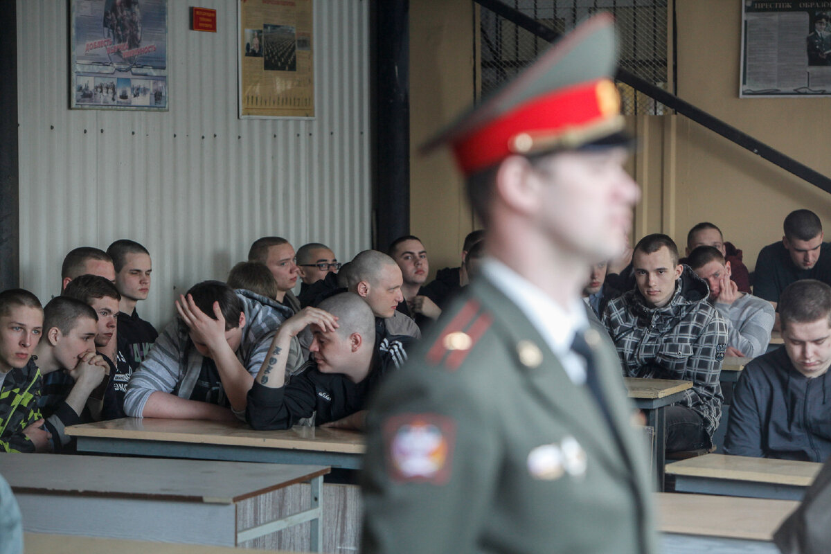 сборный пункт призывников. сборный пункт. курсант военного училища. призыв военная комиссия. дополнительные военкоматы.