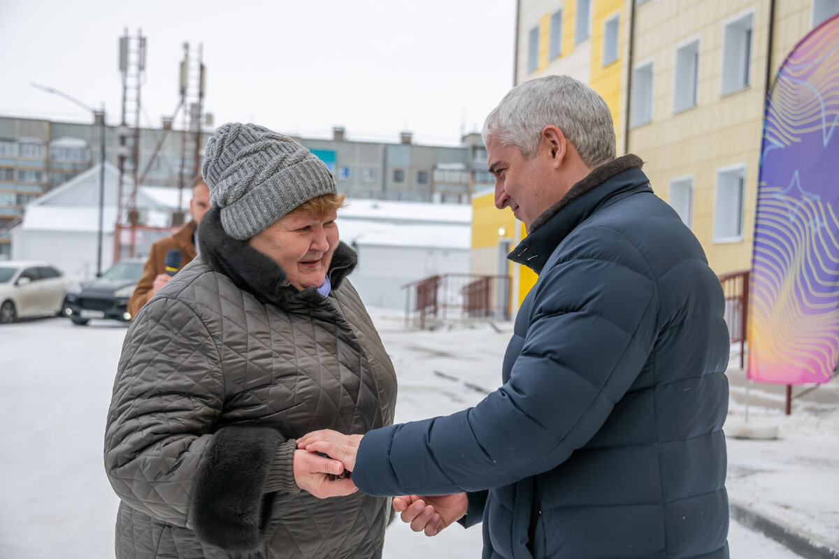 Глава Ноябрьска Алексей Романов вручает ключи новоселам дома № 25 на улице Школьной. 