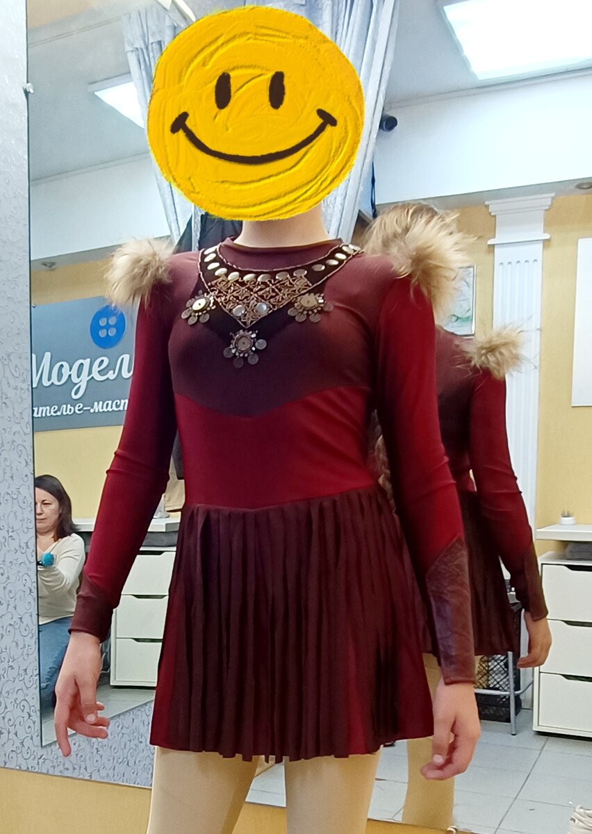 Юбка из полосок, мех на плечах и кожаная накладка на одной руке. 