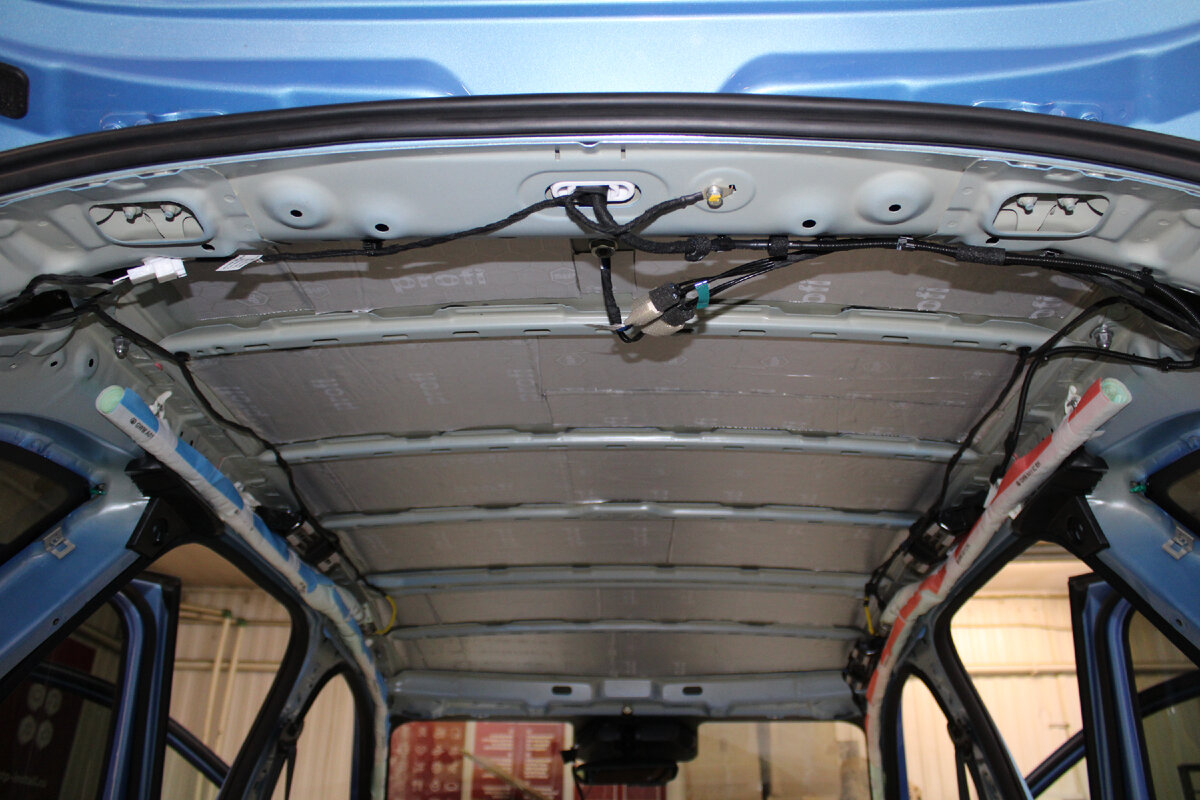 Монтируем вибродемпфер STP Profi Light, закрывая всю поверхность крыши, кроме ребер жесткости.