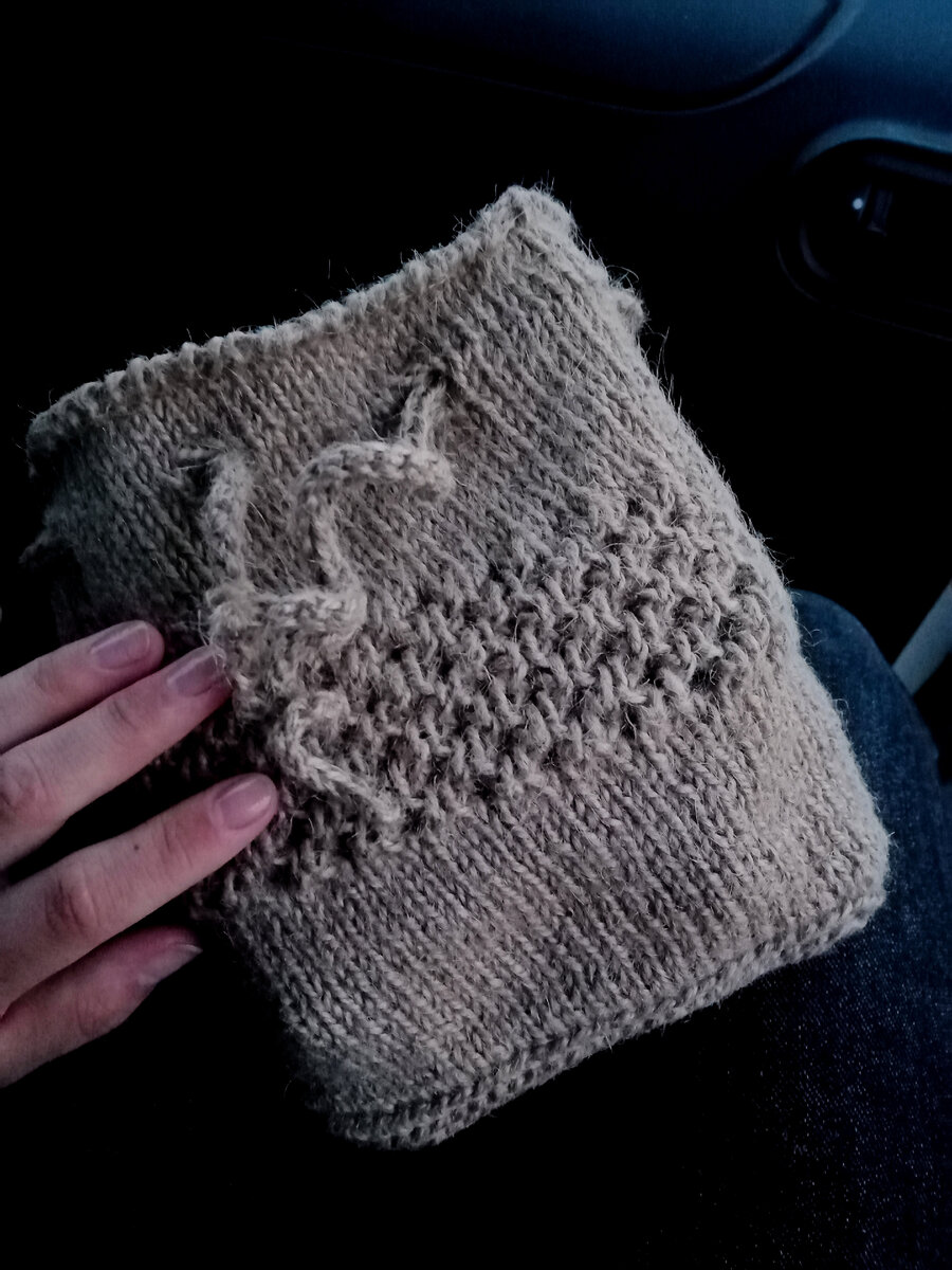 Очень здорово смотрится сумочка без шнура. Можно связать такую же модель на молнии, например.