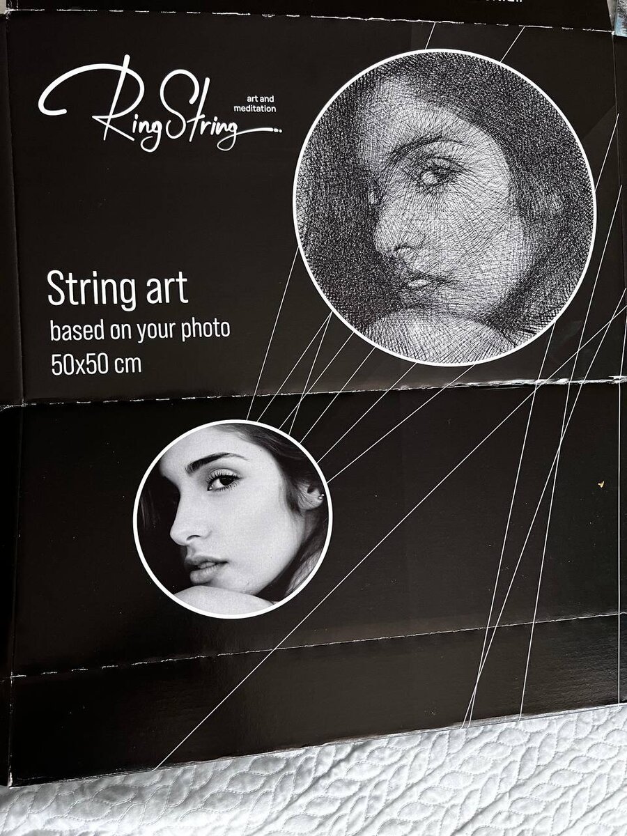 Так выглядит коробка, в которой доставляется набор (она сначала трансформируется в мольберт, а потом в ней же можно довезти подарок юбиляру - все очень удобно) 