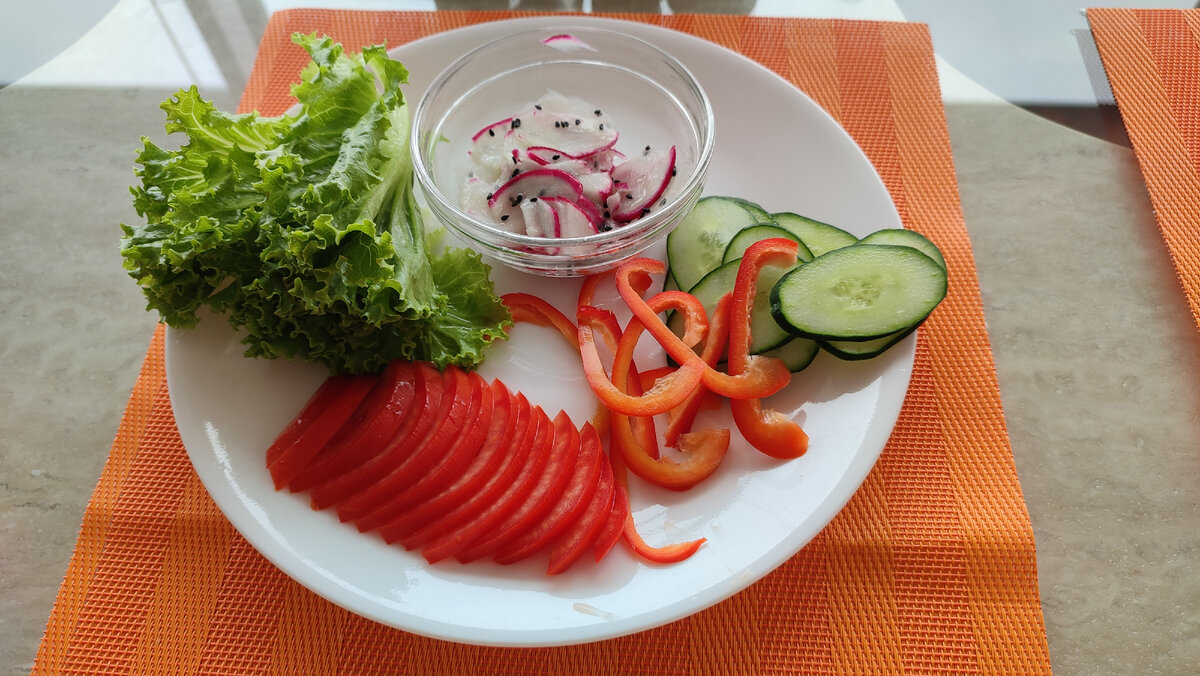 Пойти на океан и не сделать не одного фото. Что-то я расслабилась 😀. Поэтому ставлю в заметку фото овощной нарезки к обеду. В маленькой розетке редиска с черным кунжутом и подсолнечным маслом холодного отжима, привезенного из России.