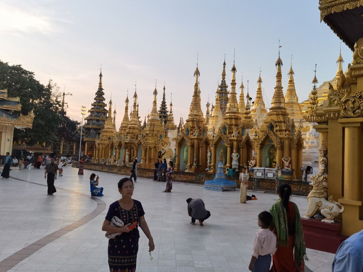 Мьянма – государство в Юго-Восточной Азии. Расположено в западной части полуострова Индокитай и на нескольких прибрежных островах. Это страна контрастов с удивительной тропической природой, эклектичной храмовой архитектурой и вместе с тем – вопиющей бедностью населения, наркобизнесом, криминалом и длящейся уже больше полувека гражданской войной. 