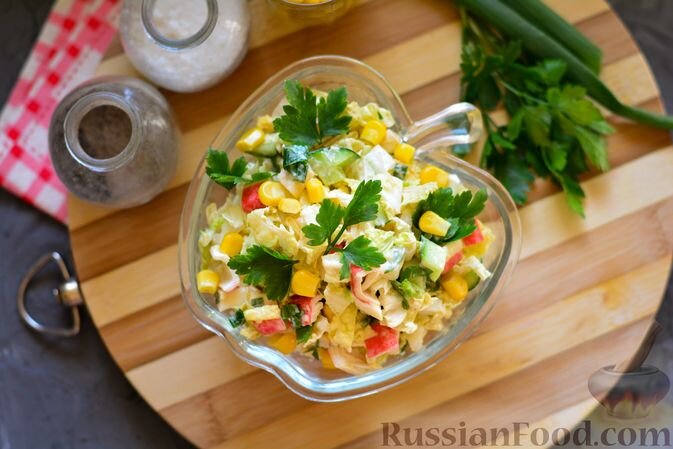 капуста пекинская, крабовые палочки, кукуруза консервированная, огурцы свежие, лук репчатый, яйца, лук зелёный, зелень петрушки, майонез, соус соевый, перец чёрный молотый, соль