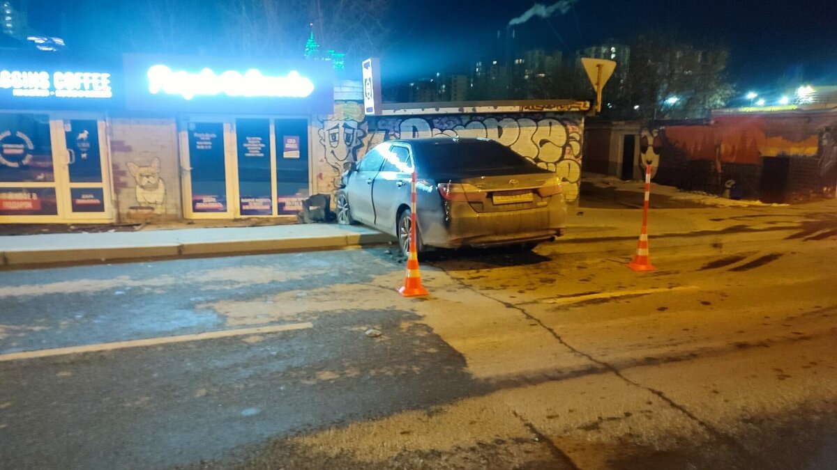     В ГИБДД рассказали о подробностях аварии, произошедшей в пятницу вечером в районе торгово-развлекательного центра «Гудвин».