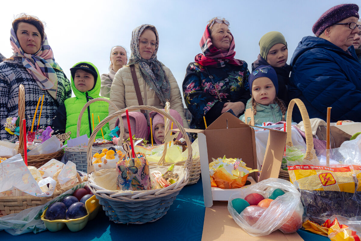 Когда святят пасху в этом году. Куличи на Пасху. Освящение куличей. Куличи фото. Кулич и яйца.