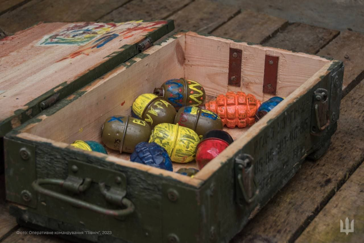 Пасха по-украински: ВСУ красят гранаты, в тылу украшают яйца "мёртвой головой"