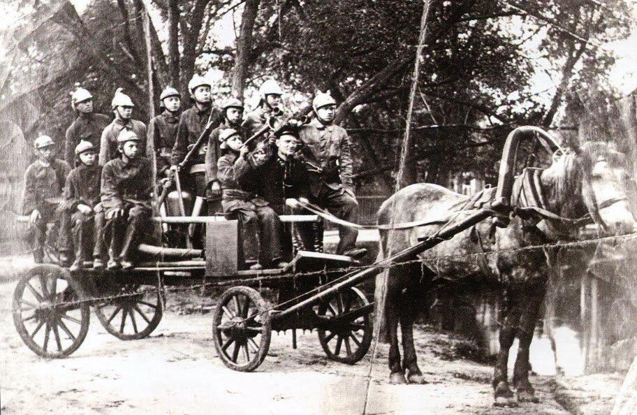 Первая служба пожарных. Пожарная охрана России 19 век. 1803 - Учреждена Петербургская пожарная команда. Пожарные экипажи конца 19 века Российская Империя. Пожарная дружина 19 век.