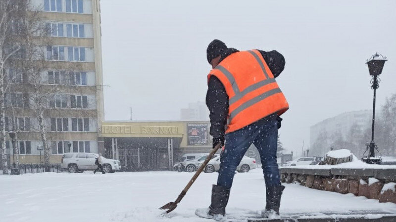     Очистка дорог от снега в Барнауле. barnaul.org