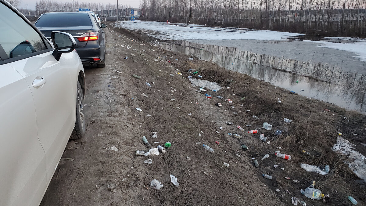 С другой стороны кстати сотрудники ближайшей парковки производят уборку. Но буквально через день этот простор превратится в такую же Мусорку