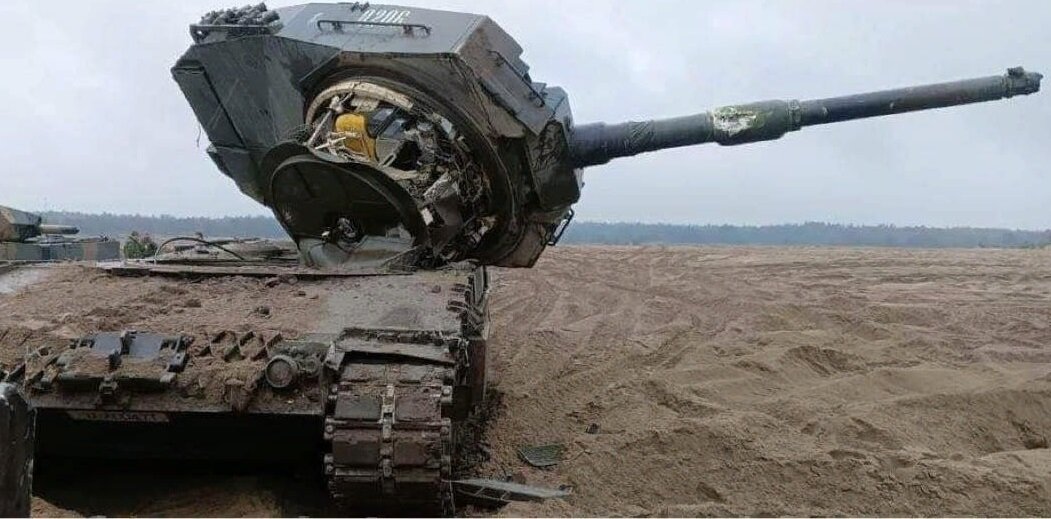 Танк Leopard-2A4 остался без башни, недоехав до России. Источник: Яндекс.Картинки  