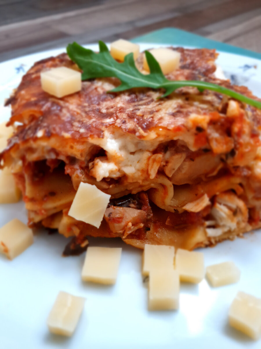 Второй рецепт из подборки "любимая паста" - всеми любимая лазанья😊 Предлагаю вам приготовить достаточно классический рецепт - с курицей, грибами и томатами.