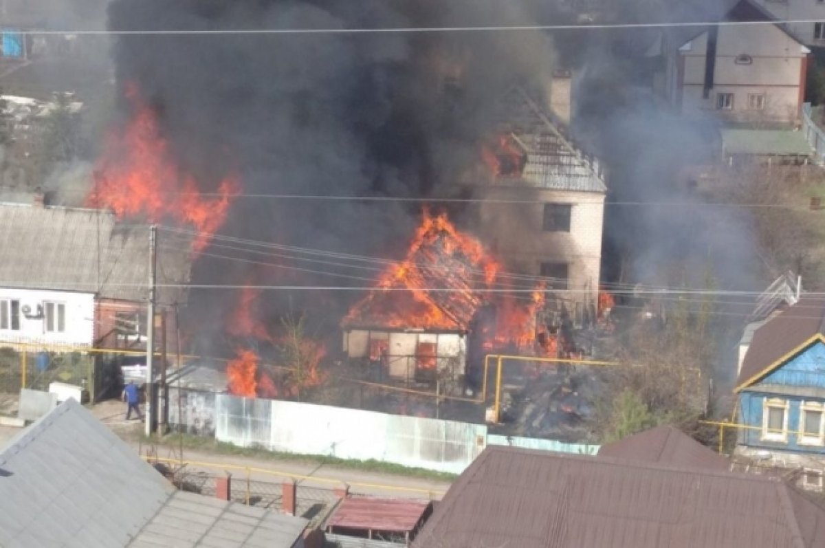    В Новокуйбышевске загорелись три частных жилых дома, есть пострадавший