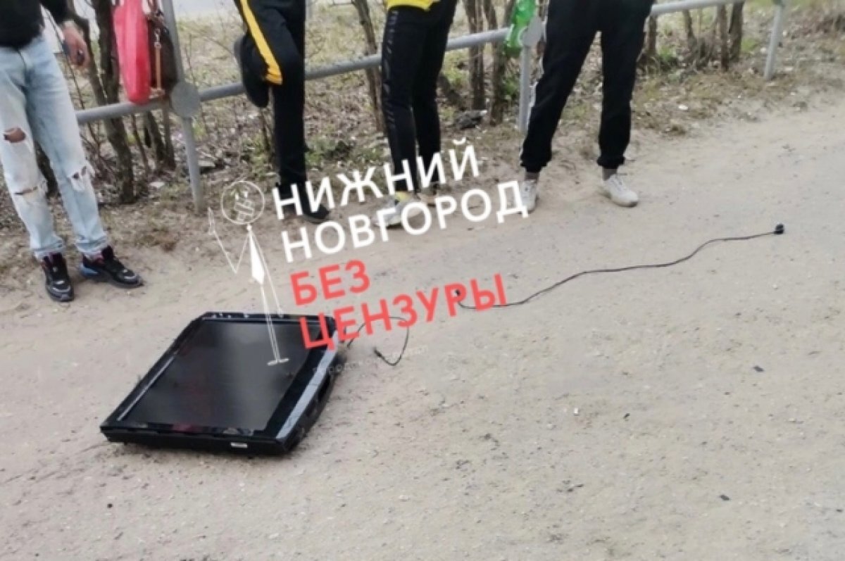    Мужчина скинул на женщину телевизор со второго этажа в Дзержинске
