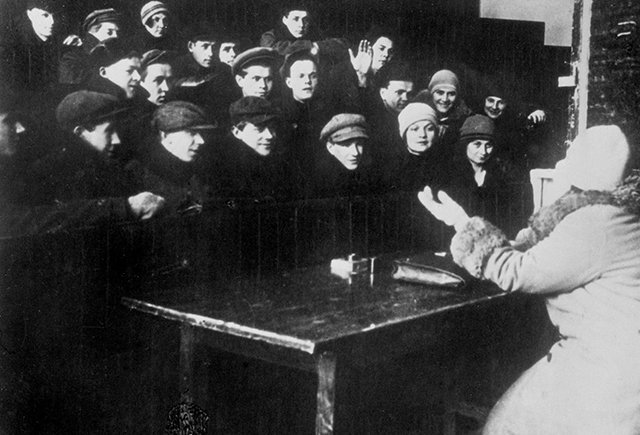 Занятие "вечернего университета" при МГУ, 1925 год. фото из rg.ru