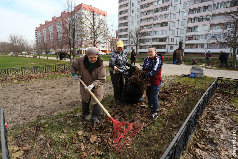    Сегодня на субботник вышли жители ТОС "Октябрьский", сотрудники управы № 4, члены Батюшковского общества.