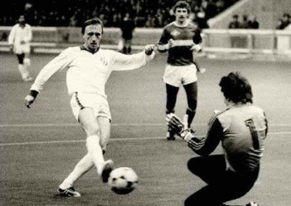 В атаке Игорь Гуринович - лидер минского Динамо, ставшего чемпионом в 1982-м году