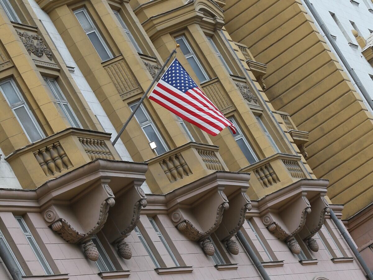    Государственный флаг США на здании посольства Соединенных Штатов Америки в РФ на Новинском бульваре в Москве© РИА Новости / Мария Девахина