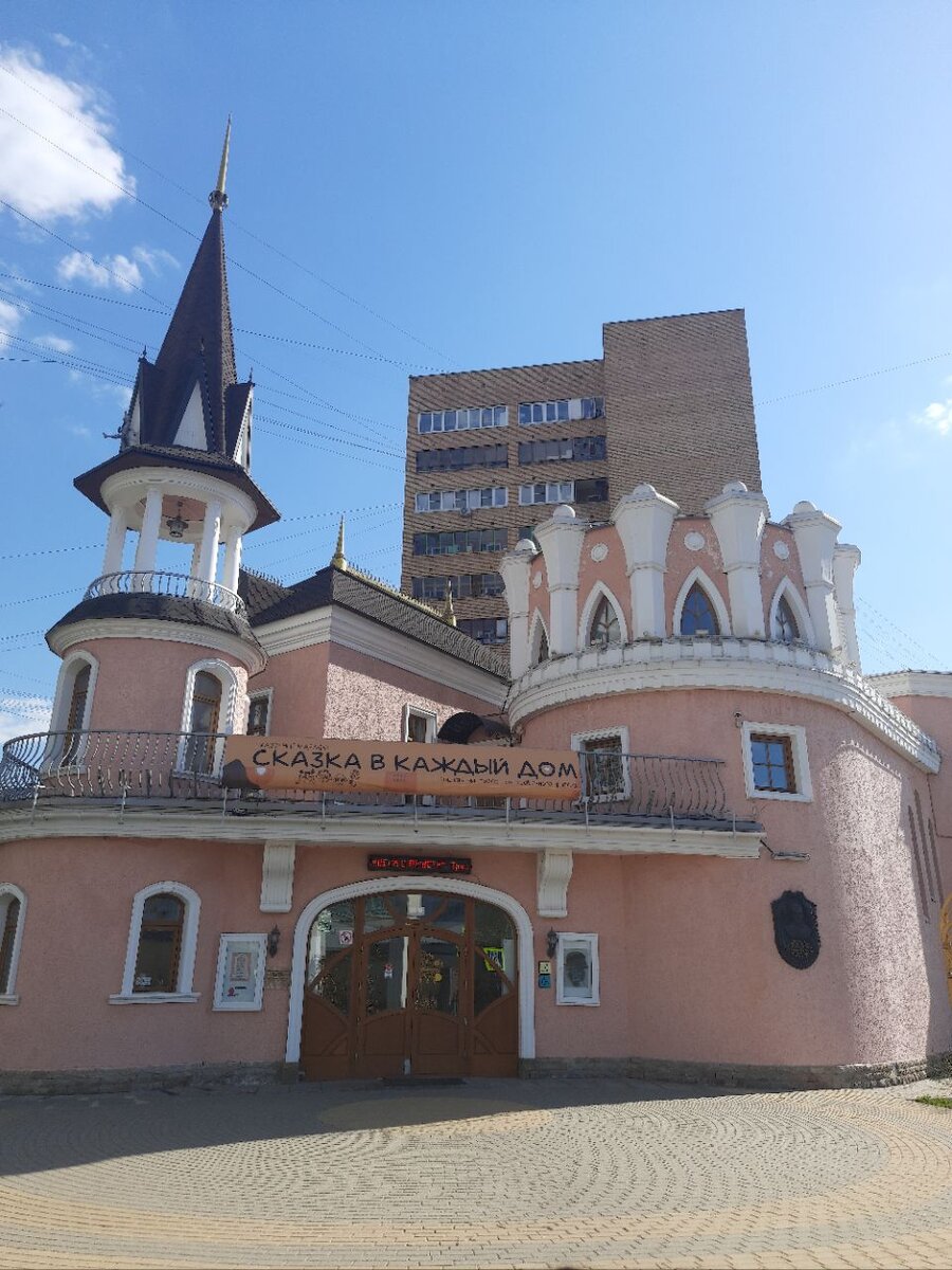 Красивое здание. На крыше ротонды стойкий оловянный солдатик. Или мне показалось?