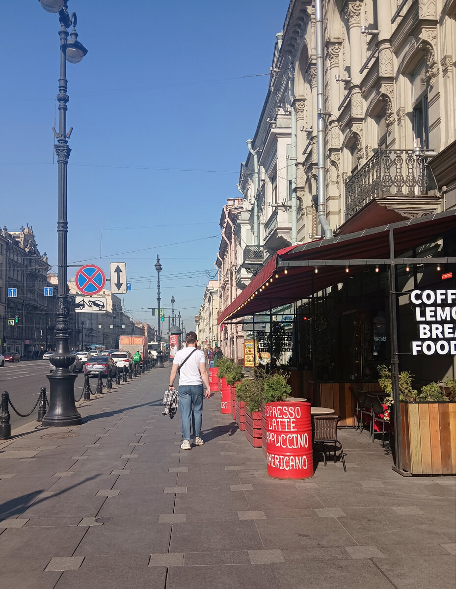 Солнечное утро на Невском проспекте. 