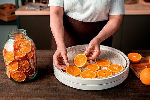 Сушилка для овощей и фруктов – это кухонная техника, с помощью которой можно быстро и просто высушить и сделать запасы свежих плодов и ягод.-2