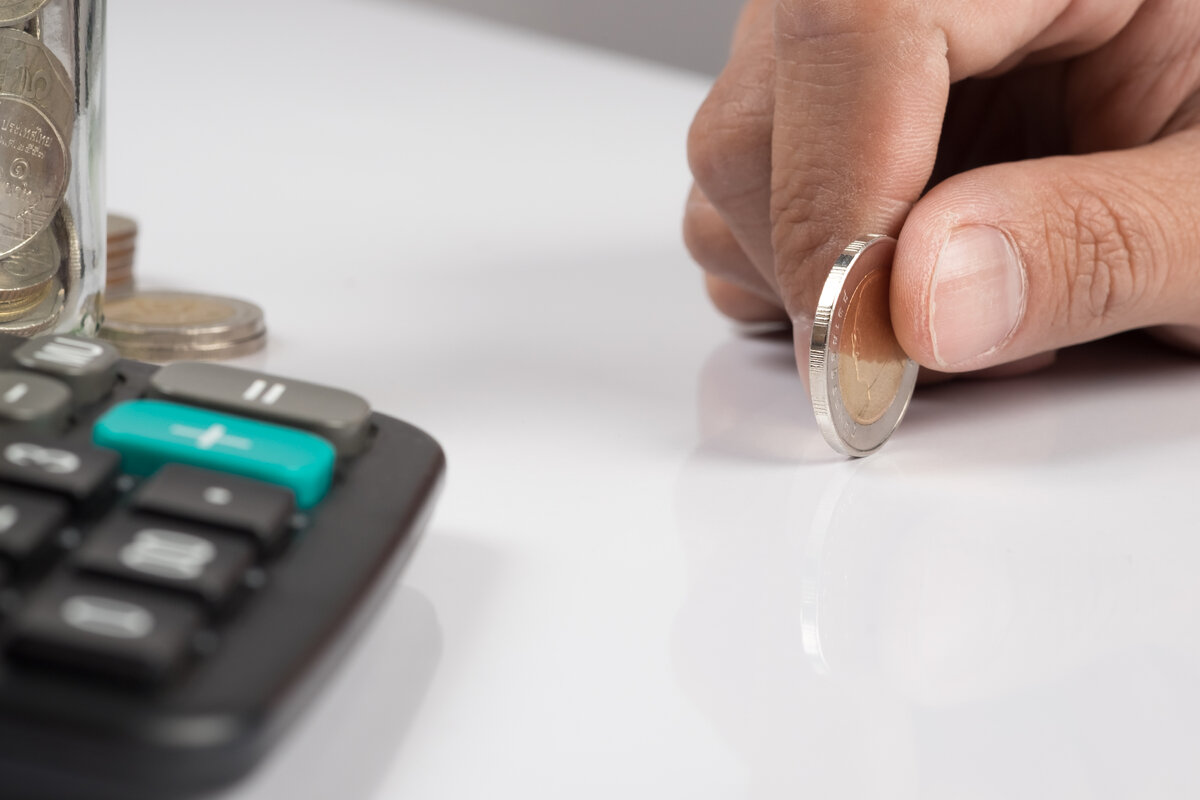 <a href="https://ru.freepik.com/free-photo/human-hand-holding-an-coin-and-copy-space-business-investment-plan-concept_1202128.htm#page=3&query=%D0%B1%D0%B0%D0%BD%D0%BA%20%D0%B4%D0%BE%D0%BB%D0%B3%20%D0%BA%D1%80%D0%B5%D0%B4%D0%B8%D1%82&position=24&from_view=search&track=robertav1_2_sidr">Изображение от snowing</a> на Freepik